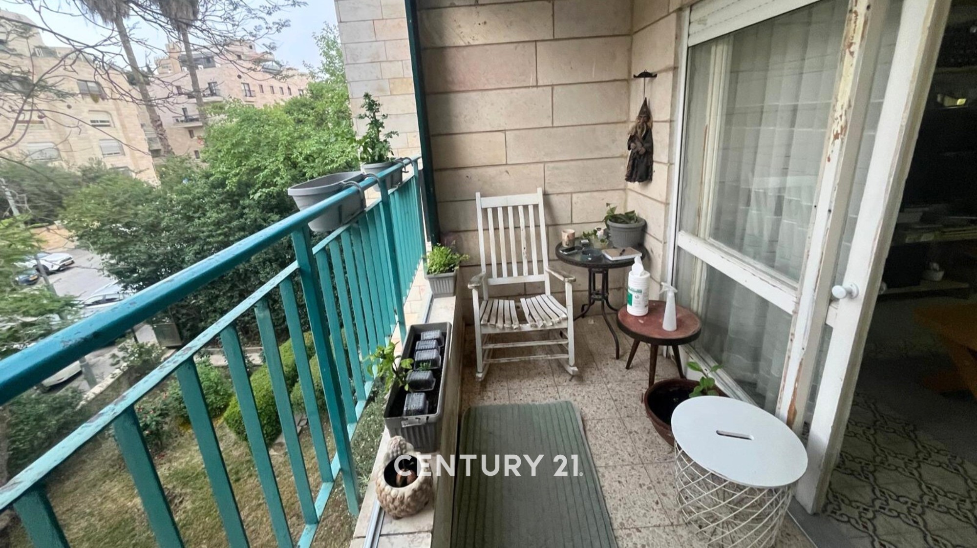 e1824b24ae_balcony2nd.jpg