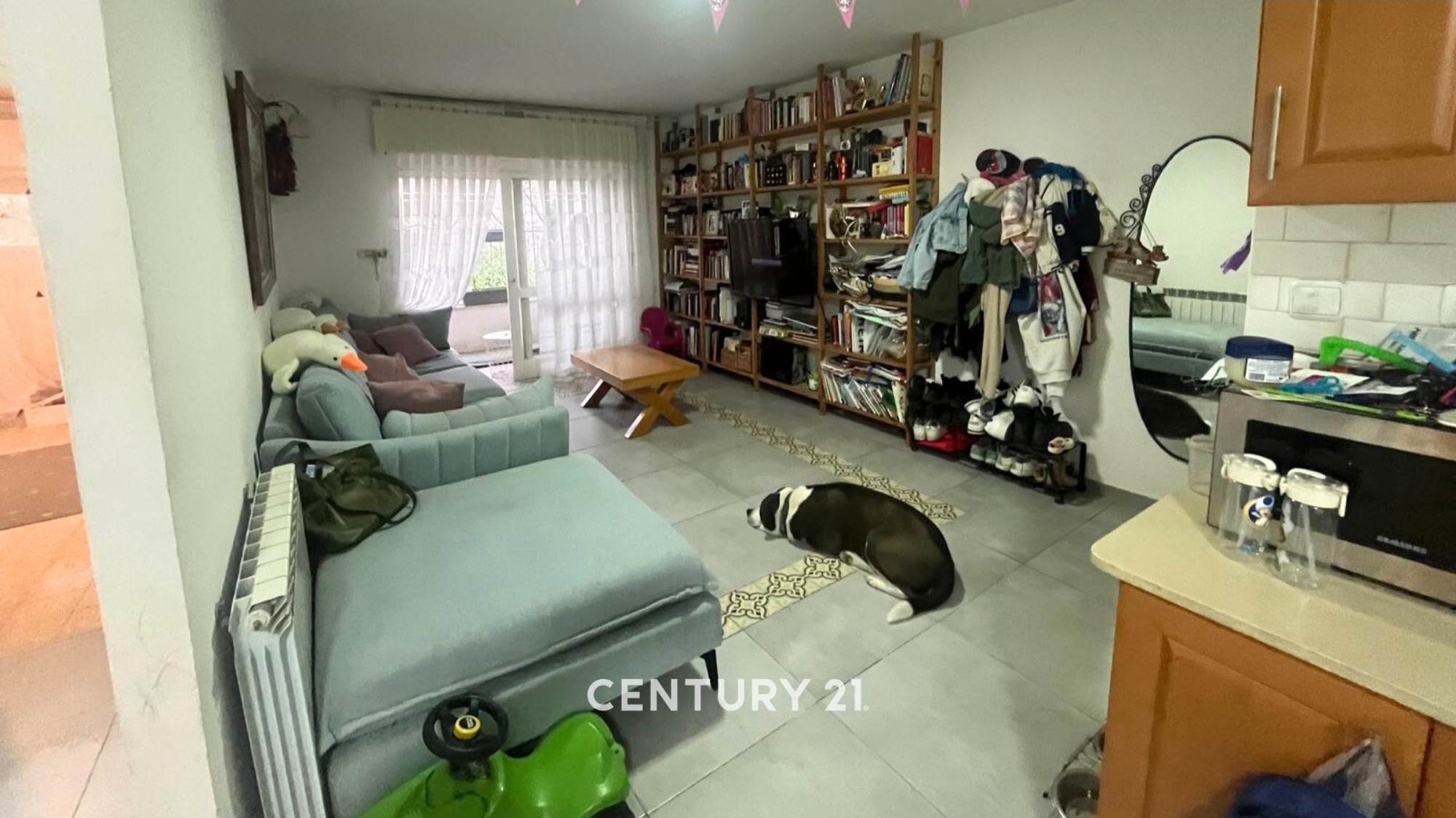 fb41e49cd2_living3rd.jpg