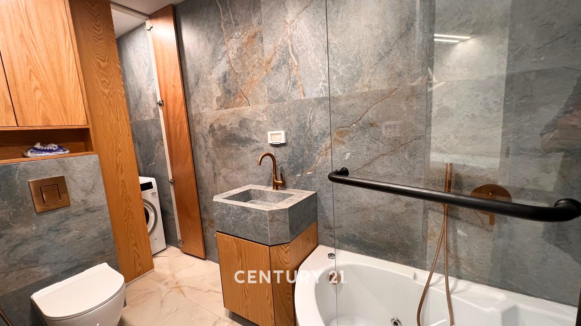 5afd12cc5e_c3e80486d2_1492634c7e_mainbathroom.jpg