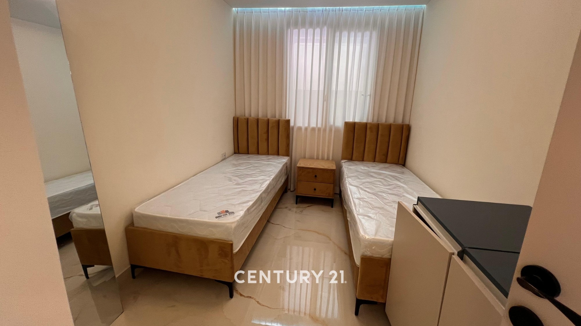 7c56af63d9_cba5c036a2_77f95853ba_bedroom-4.jpg