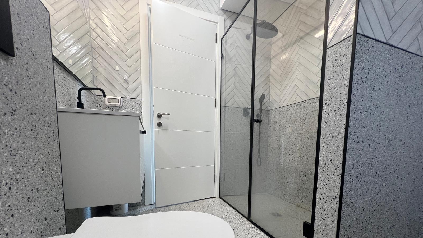 206c9034d0_1437f1e516_b75c4a1963_bathroom2nd.jpg
