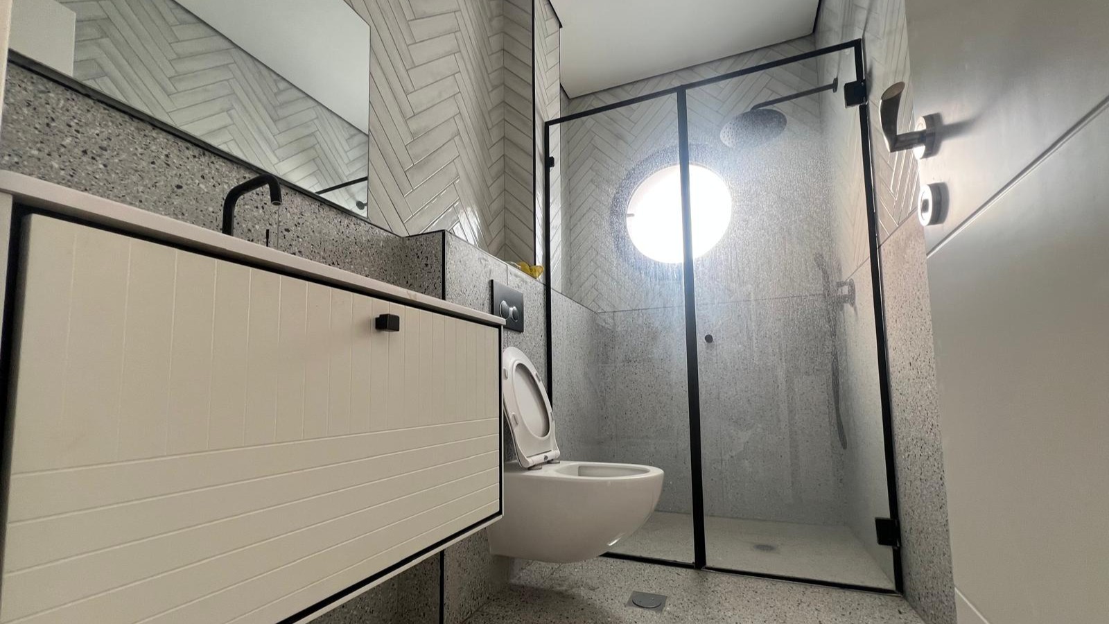bbf8e2e8b0_ad1d433251_83638b1e3b_bathroom-3.jpg