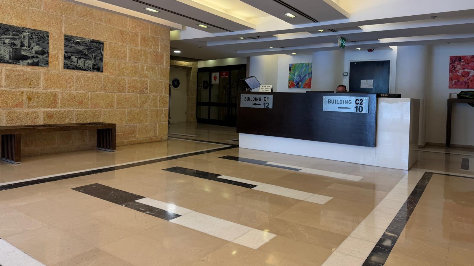 b8165dfc12_lobby.jpg