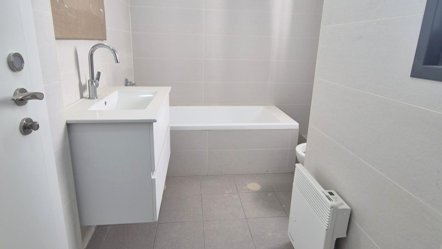 acfbbe838b_adf7abd222_d75bc63351_bathroom-1.jpg