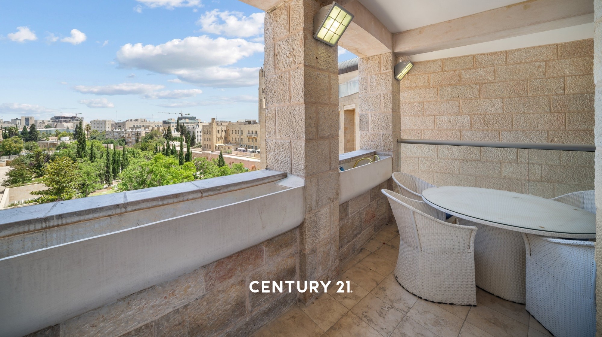 0e290b4666_balcony-2.jpg