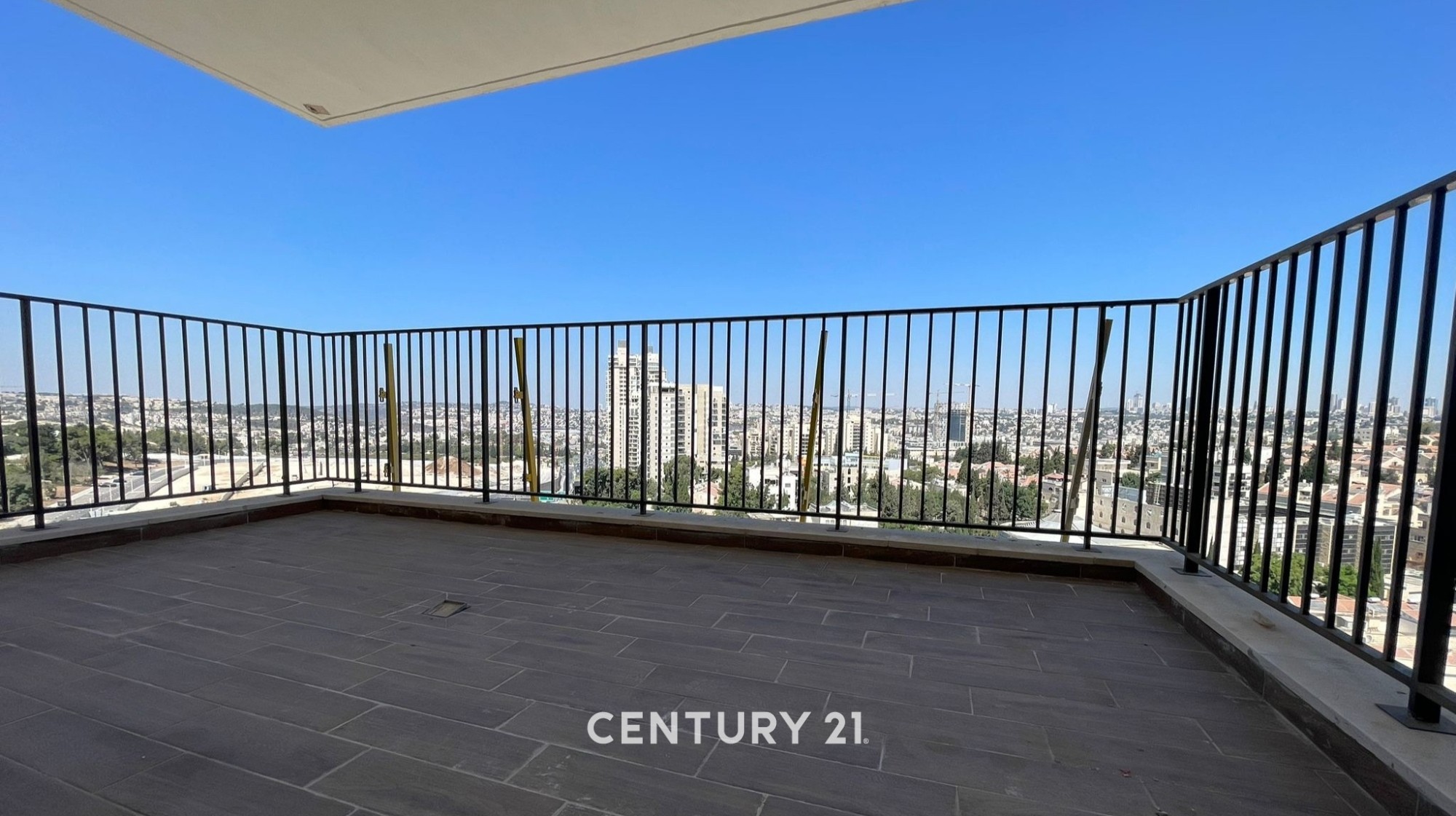 41f2ca8bf3_18823220b6_e1f15bdc89_efe73d7a00_ff0d4f5f29_dc47eec46d_2fd6a60043_balcony-4.jpg