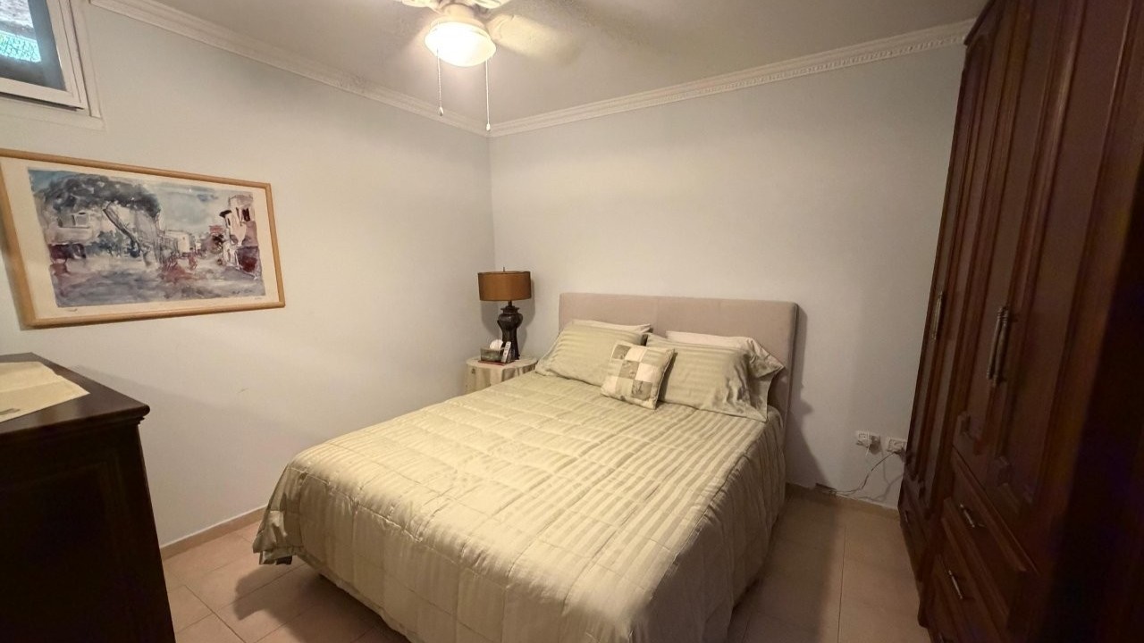 6517759936_bedroom-5.jpg