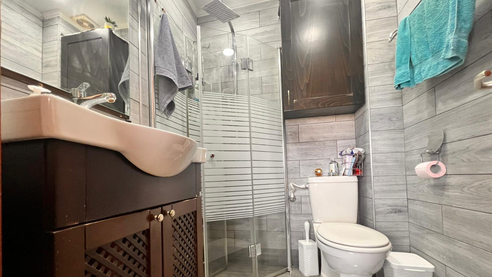 ade3849642_4cef826900_4eeddb8b46_6f17471330_4a6a95d036_bathroom3rd.jpg