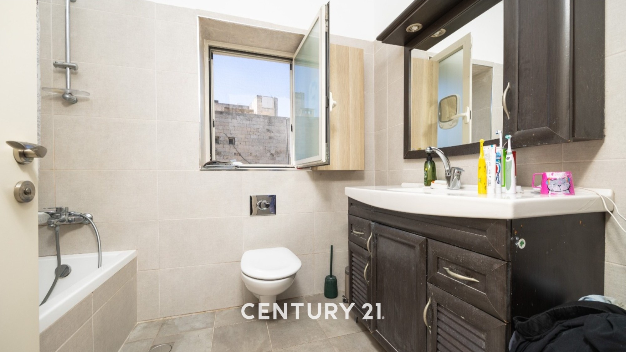 ea4e0166e3_23e2f700bd_7a0dbc1cd9_e325cb3bed_bd2c9b94f8_8c60bcb01a_b6cc25745c_bathroom-2.jpg