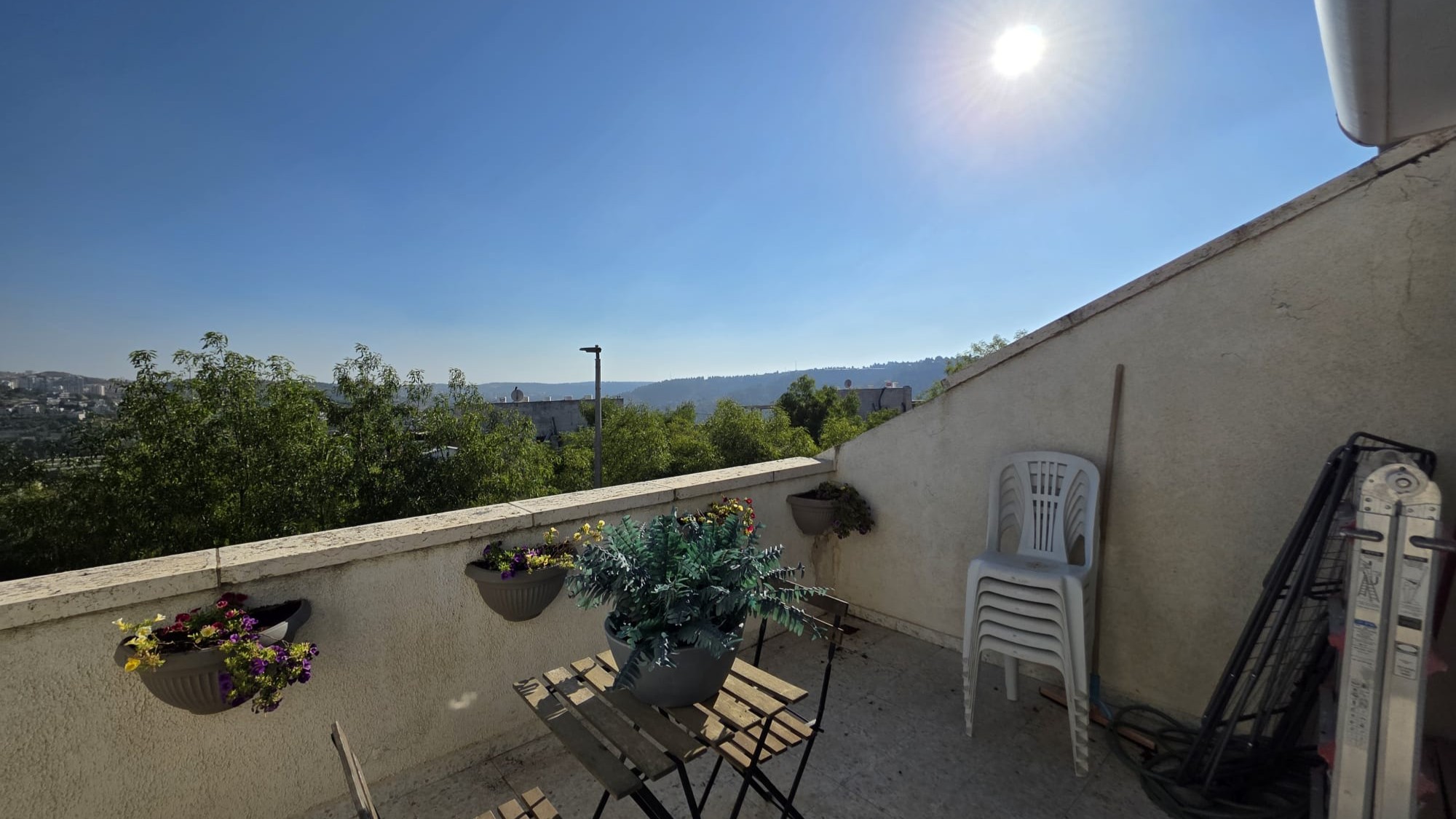 216d685b24_b6875cd01a_d86f107714_balcony.jpg