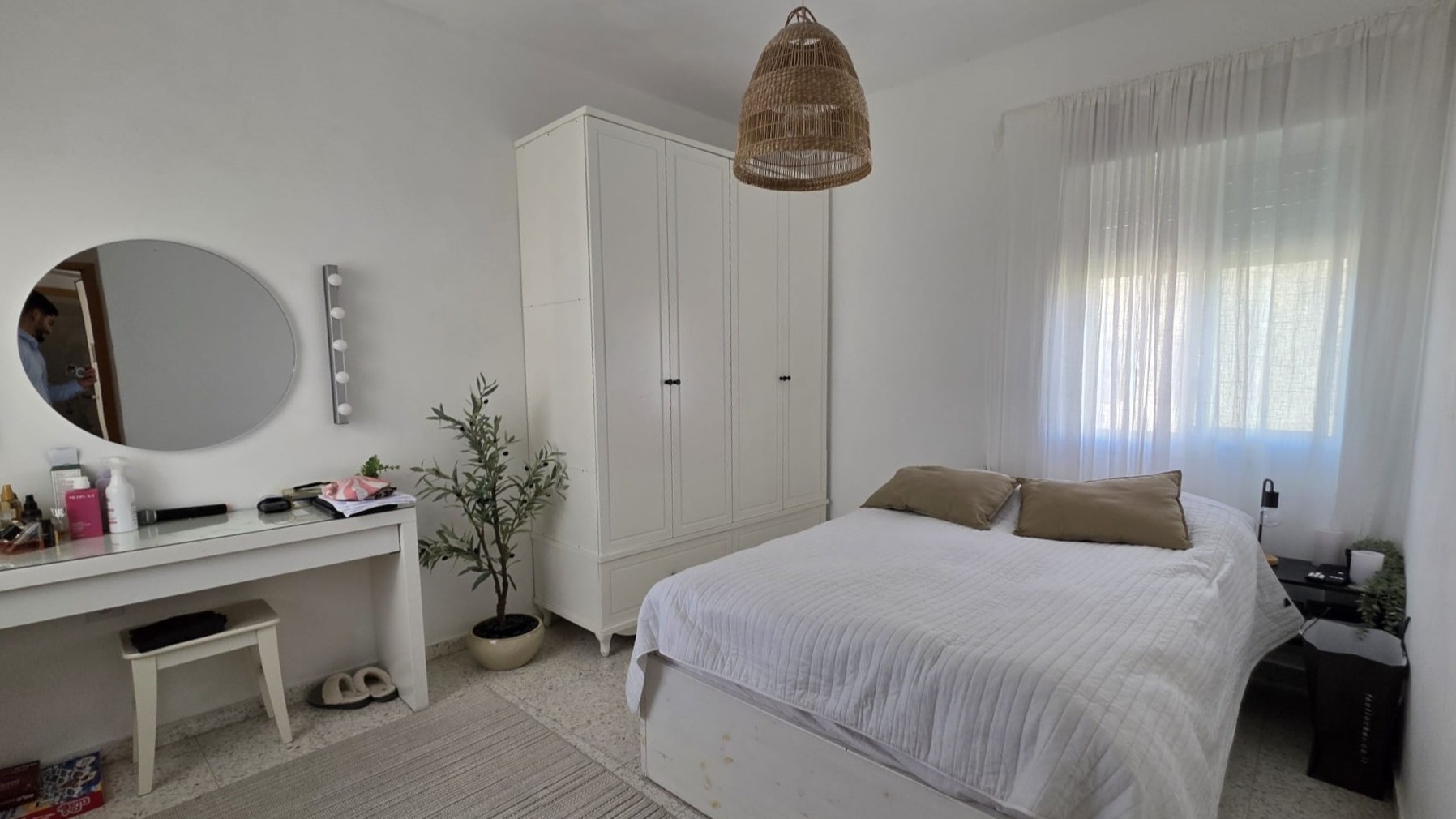 9d4269f145_448215eed3_6f5bf4b924_bedroom.jpg