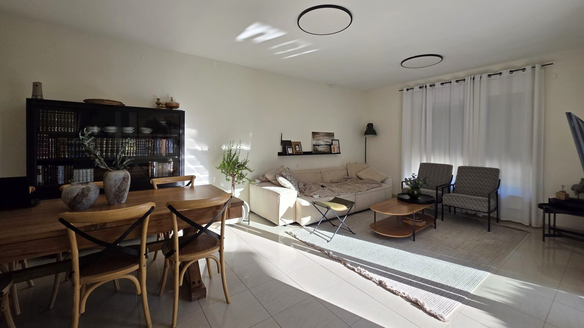 f236d55dc1_4b2b8c1e80_47e62fadba_living2nd.jpg
