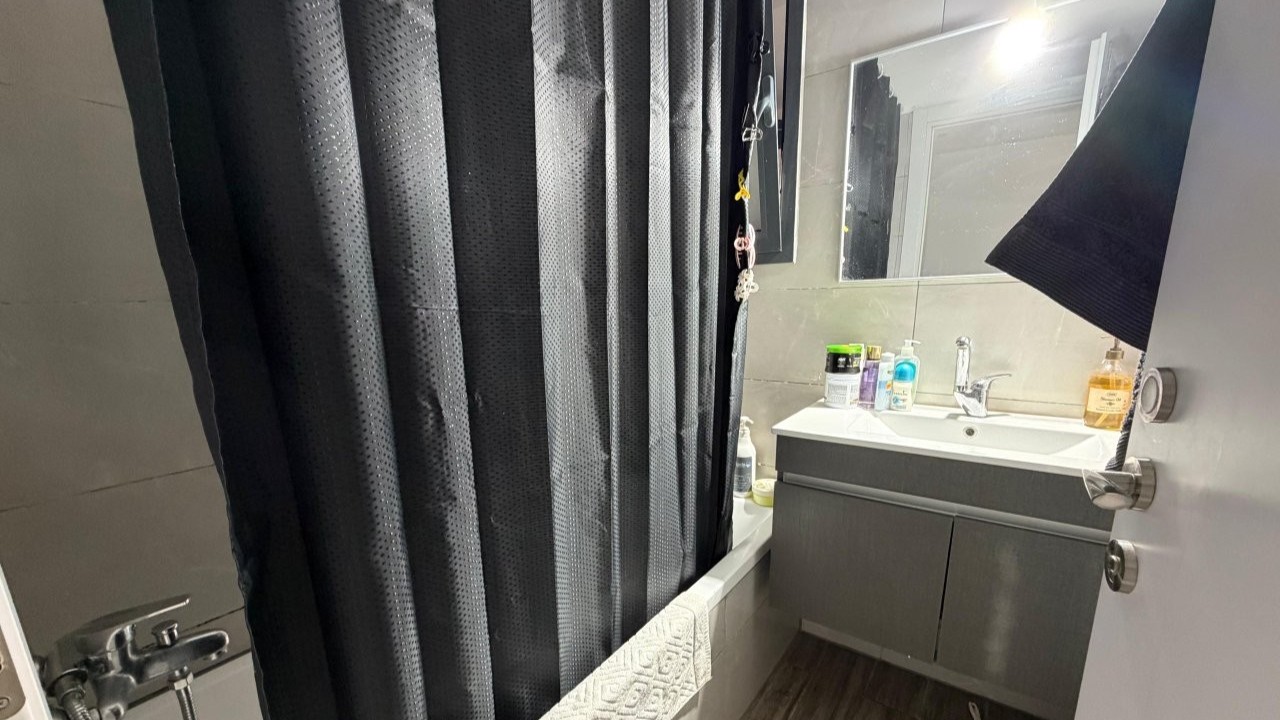 5e60107094_bathroom-1.jpg