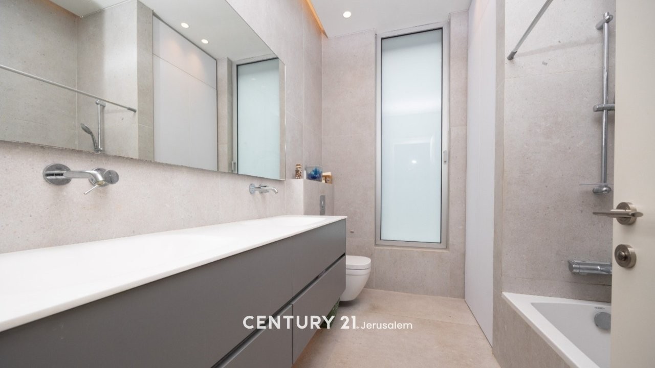 bd528e61c1_cb4848c916_8b9234655e_bathroom8th.jpg